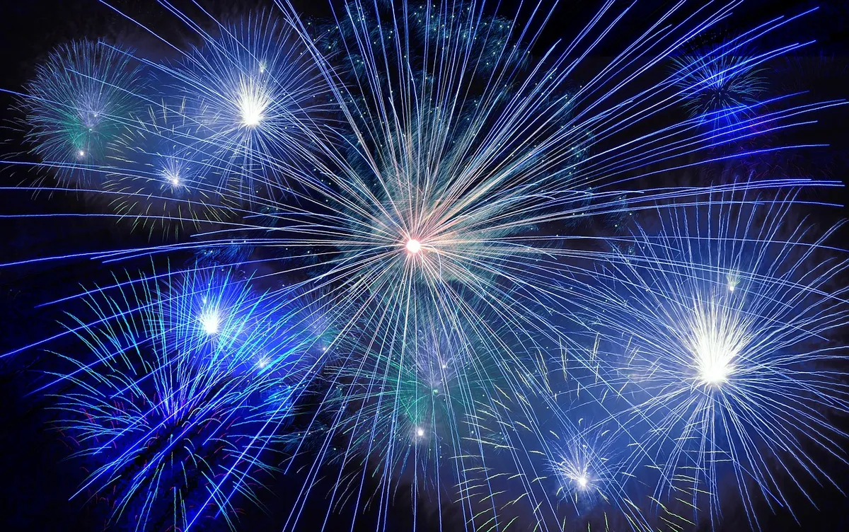 打ち上げ花火、新年夜、火打ち、火花、花火のショー、新年日、午夜、新年の祝典、花火芸術、月の新年、花火、火
