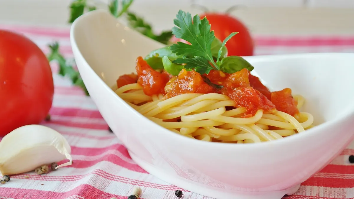 spaghetti, tomatoes, tomato sauce, pasta, italian, noodles, ingredient, carbohydrates, cook, spicy, mediterranean, enjoyment, sauce, food, meal, vegetarian, spa