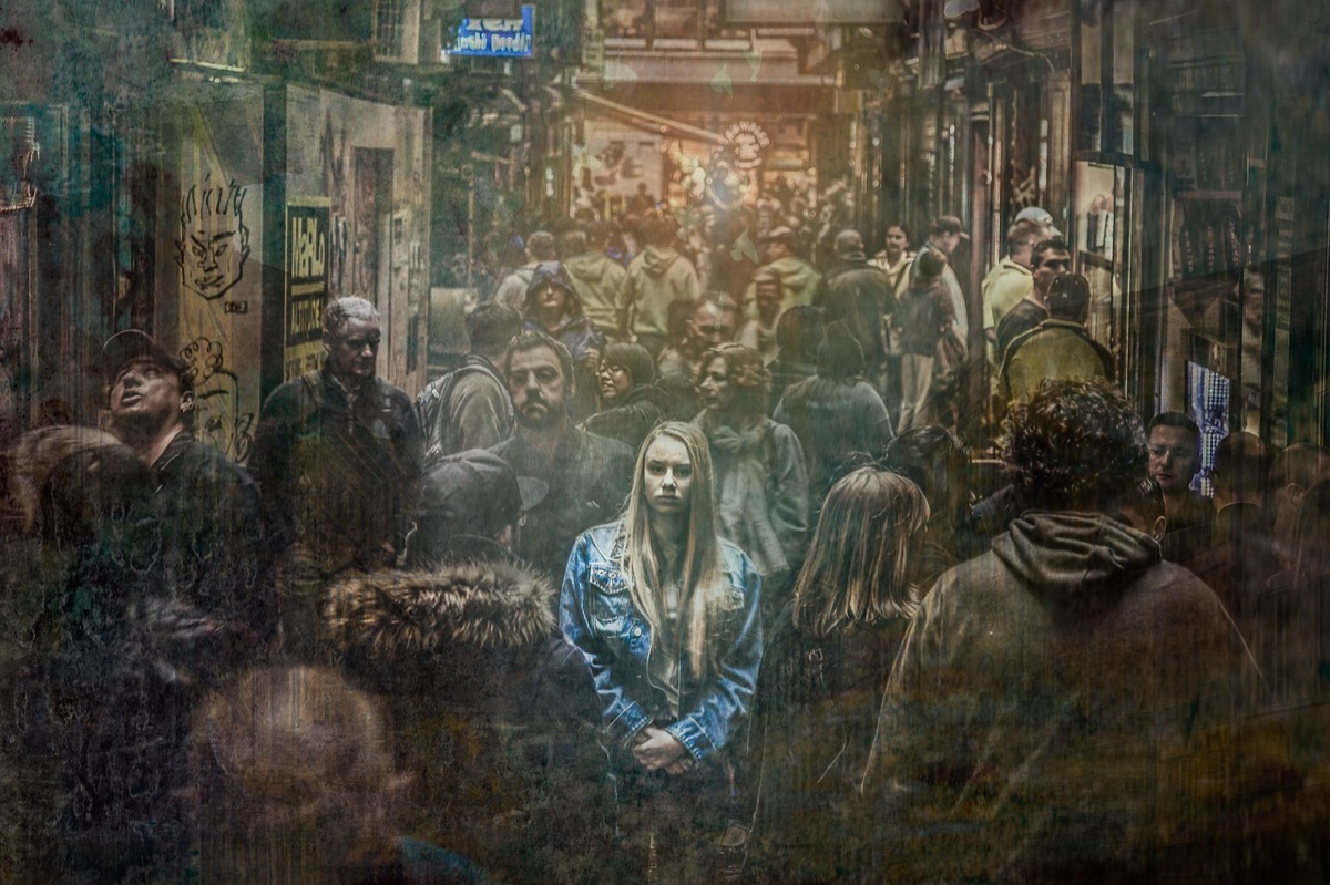 Foule, rue décorée