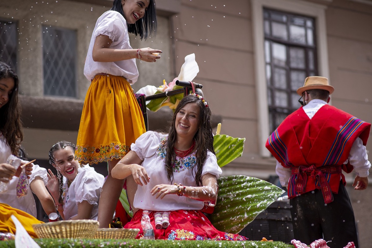 Essência de uma celebração, unindo pessoas em torno de um propósito comum
